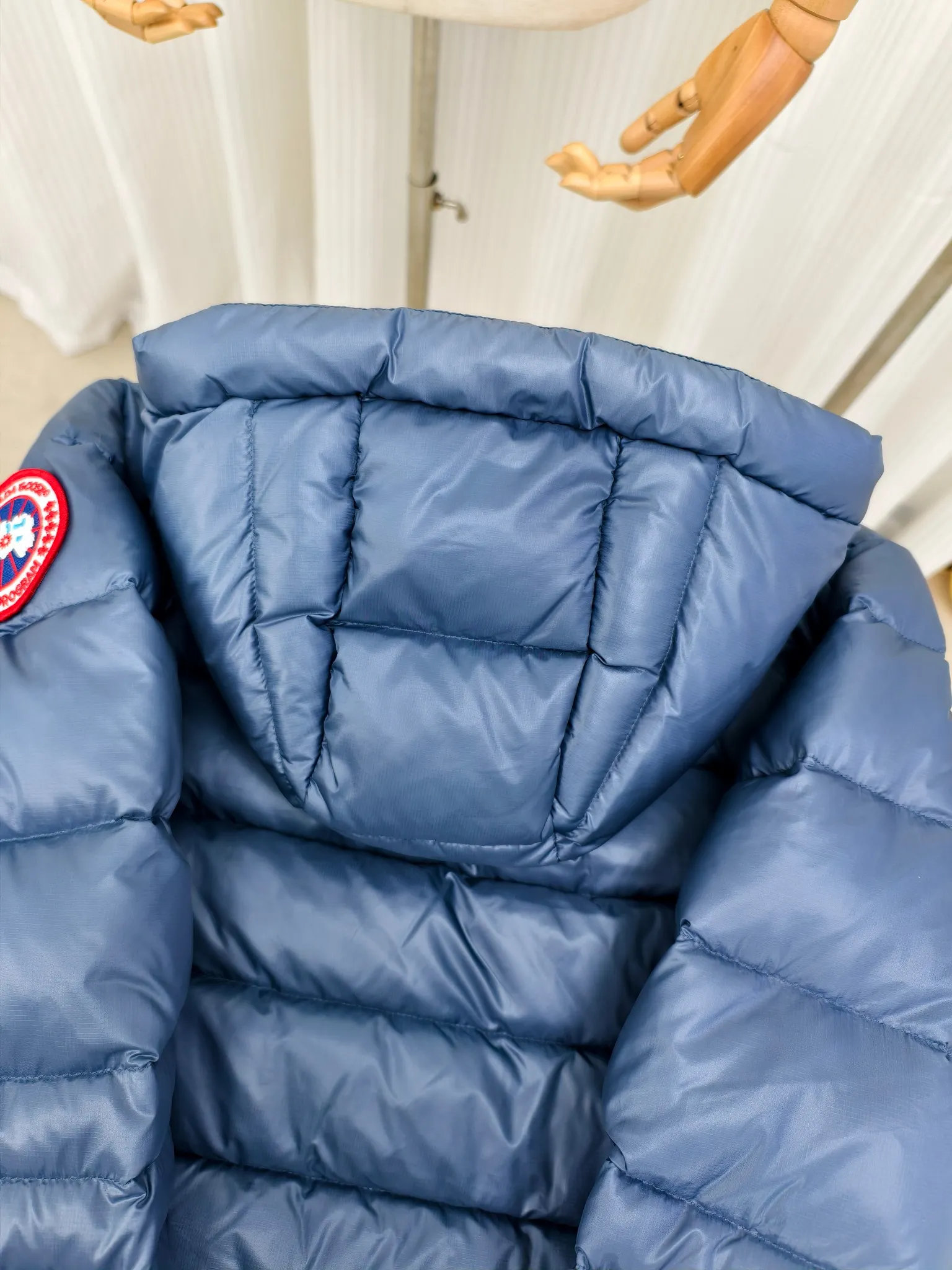 P860 ————2227MB model (high version) Canada goose Crofton hooded down jacket, this is a down jacket suitable for late autumn and early winter: on cold, rainy mornings, it can be used as a layer of warmth inside the rainproof jacket, and can be worn alone in the late autumn and early winter with a little bit of coolness. Filled with white duck down. The Crofton Hooded Jacket is a versatile, lightweight and versatile piece that even packs itself in for easy transport. The inner layer has removable elastic straps, making the jacket easy to carry on the shoulder and hands-free. 2 zippered hand pockets with fleece fabric on the knuckle side for softness and warmth. Color: black with black label, black with red label, ocean blue, superoxide blue, silver birch red label, silver birch black label Size: XS-2XL